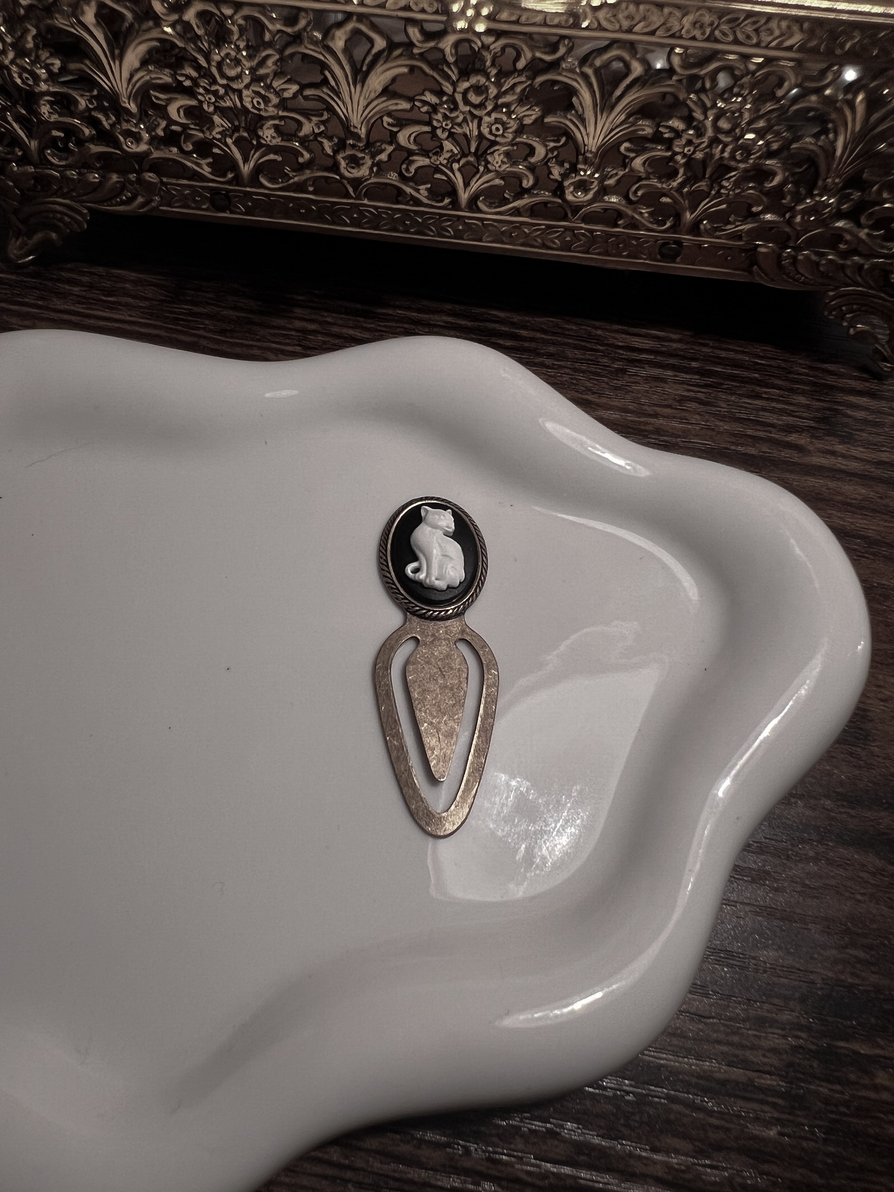 VAIGE Black & white cat bookmark bronze